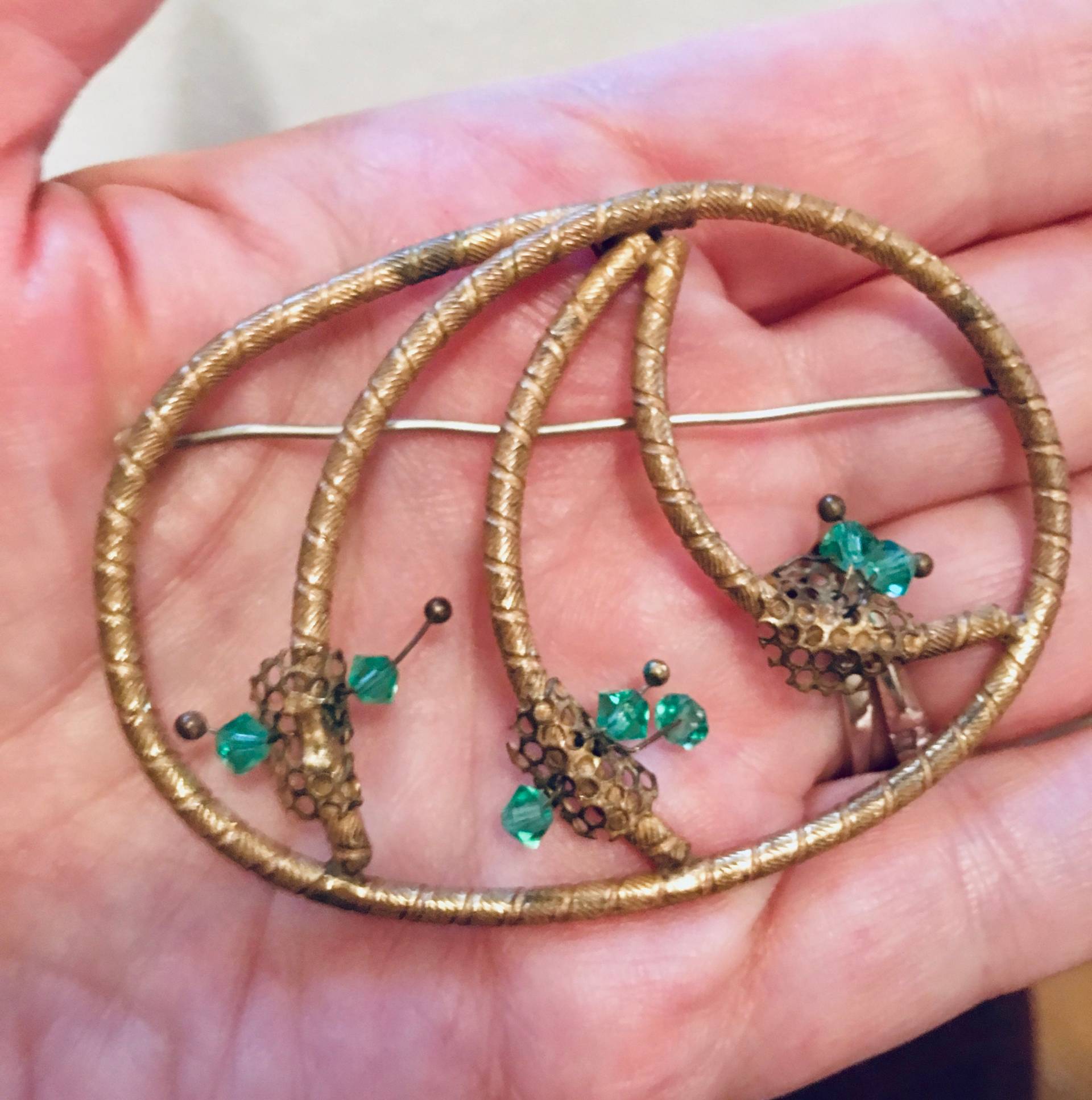 Zierliche Art Deco Brosche, Durchbrochener Geätzter Goldton, Der Bambus Ähnelt, Mit Hellgrünen Kristallblättern von MySoulRepair