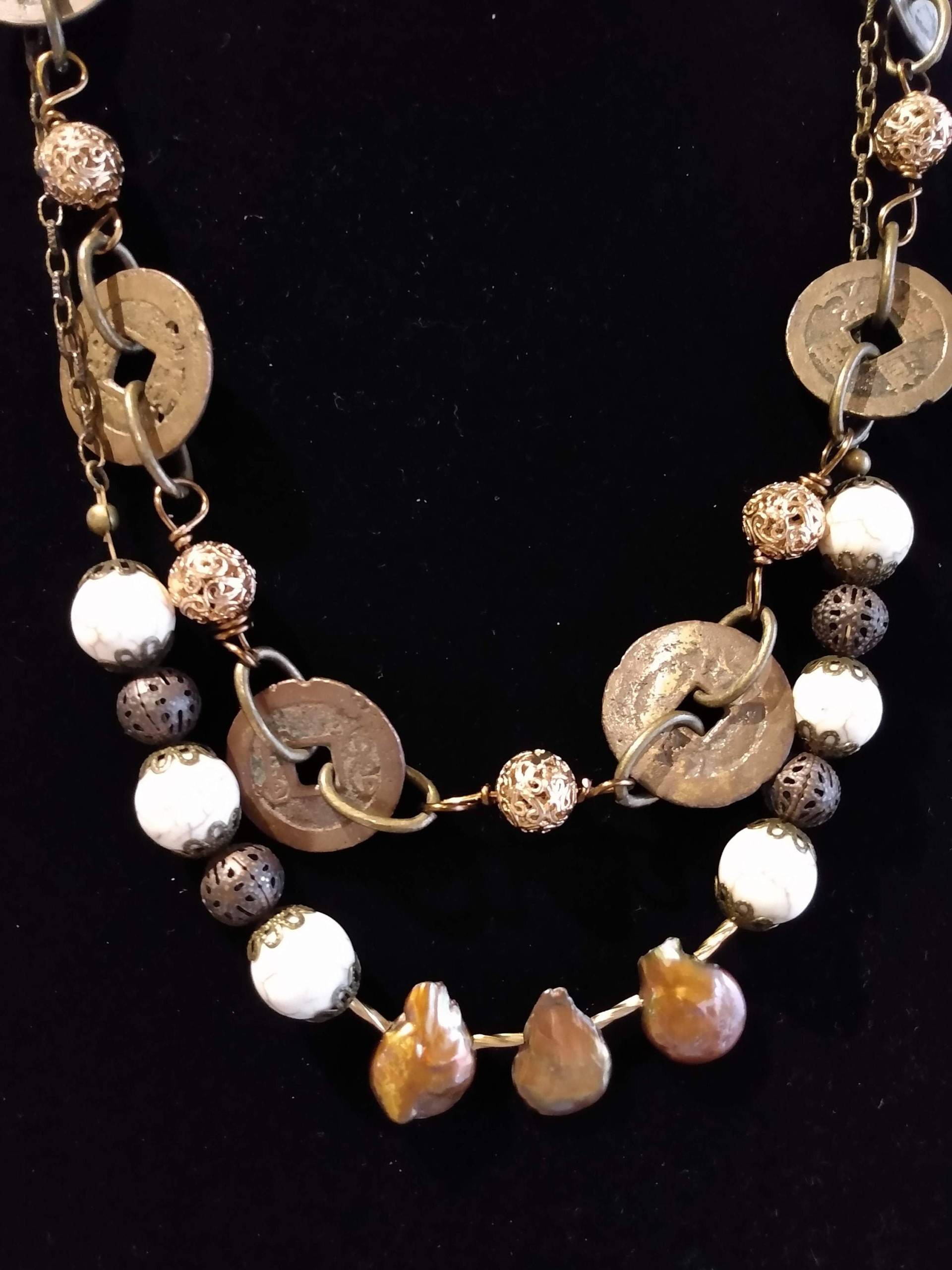 Frauen One Of A Kind Howlite, Münzen Und Gold Filigree Perlen Halskette Set Frauen One Of A Kind Howlite, Münzen Und Gold Filigree Perlen Halskette Set von MyStylCraft