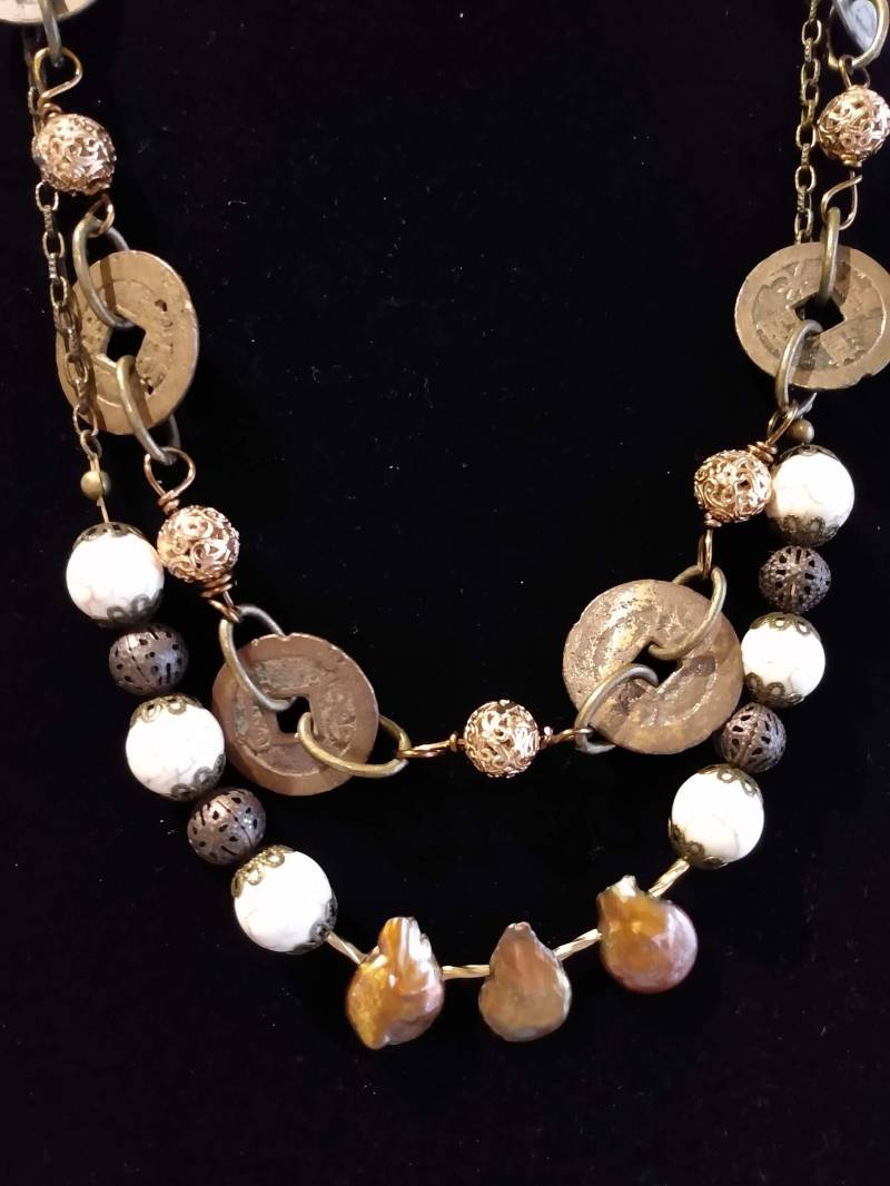 Frauen One Of A Kind Howlite, Münzen Und Gold Filigree Perlen Halskette Set Frauen One Of A Kind Howlite, Münzen Und Gold Filigree Perlen Halskette Set von MyStylCraft