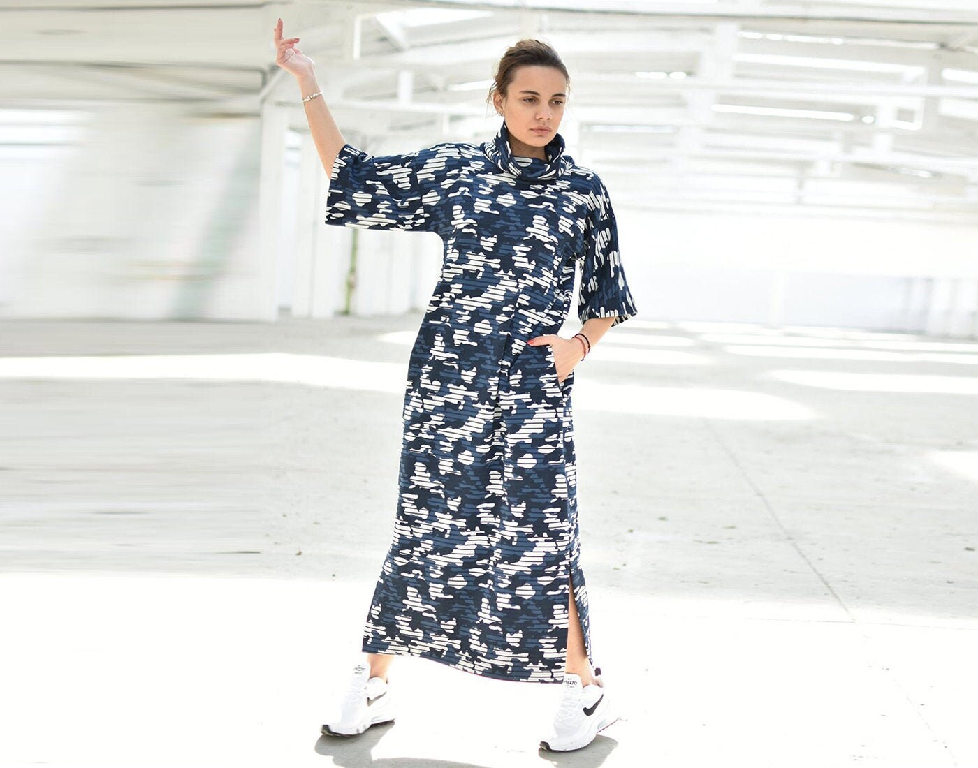 Blaues Camouflage Kleid, Avantgarde Kleidung, High Neck Plus Size Taschenkleid, Urban Streetwear Umstandsmode von MyStyleM