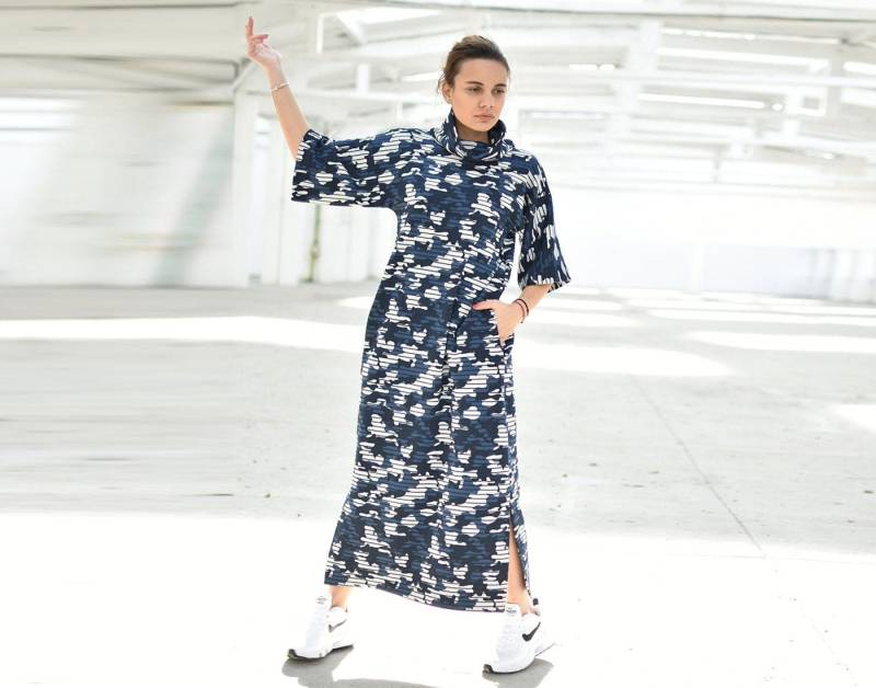 Blaues Camouflage Kleid, Avantgarde Kleidung, High Neck Plus Size Taschenkleid, Urban Streetwear Umstandsmode von MyStyleM