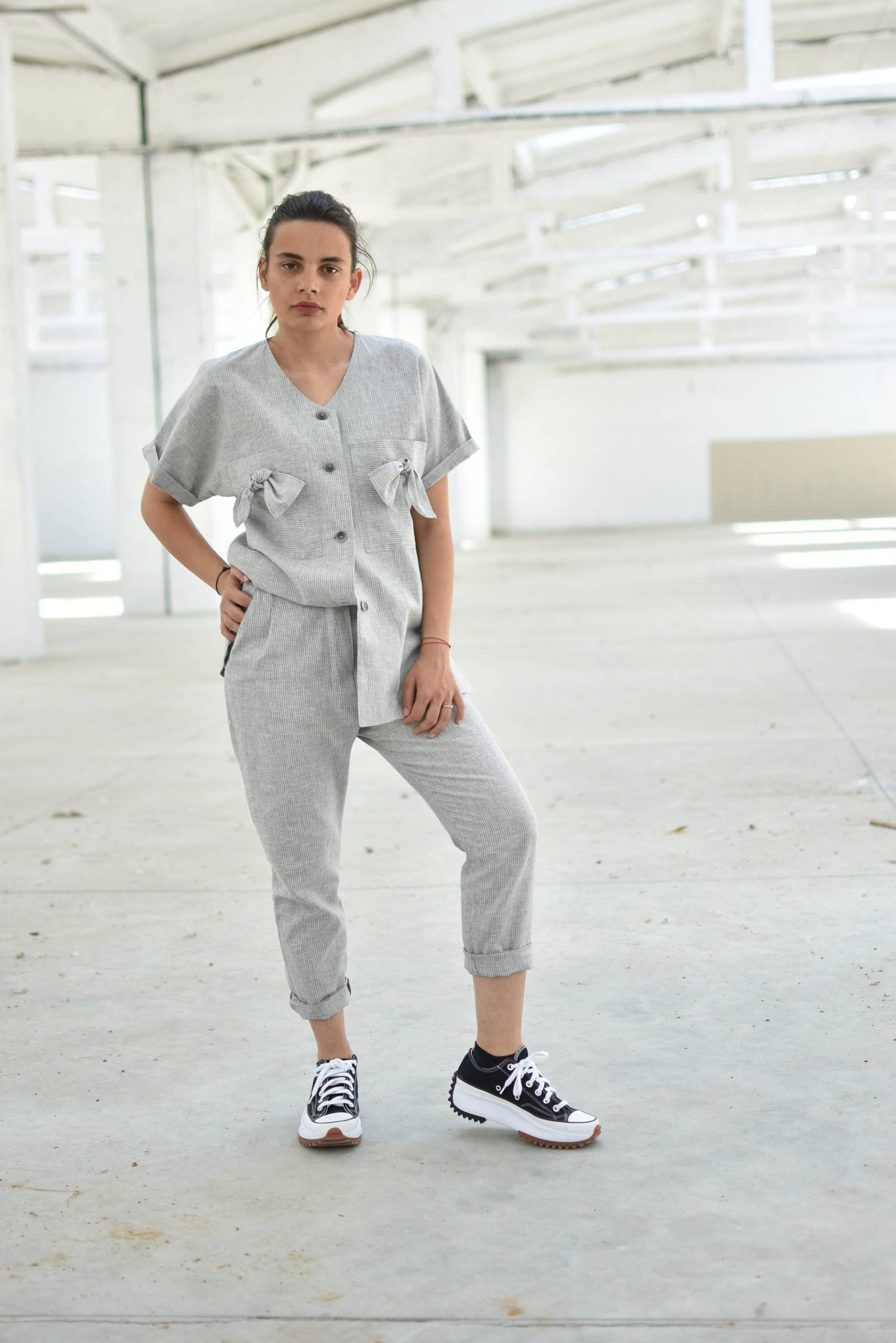 Graues Leinen Shirt, Damen Shirt Mit Taschen, Abnehmbare Schleifen, Plus Size Kurzarm Top, Bluse, Sommer Loose Top von MyStyleM