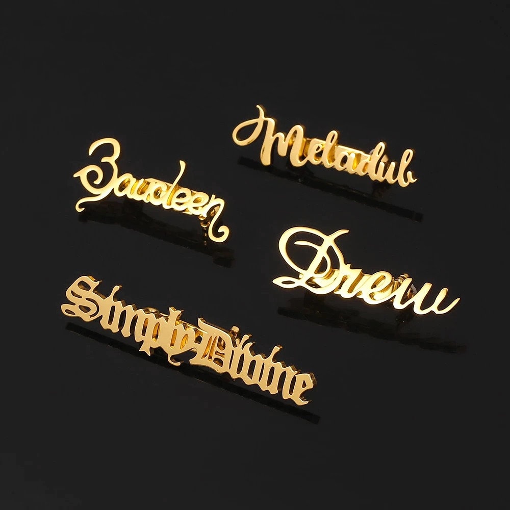 Personalisierte Namensshirt Pin, Alphabet Brosche 3 Farben Namensschild Shirt Dekoration Großer Hochzeit Party Schmuck Personalisierte Namensshirt Pin, Alphabet Brosche 3 Farben Namensschild Shirt Dekoration Großer Hochzeit Party Schmuck von MySunsetJewels