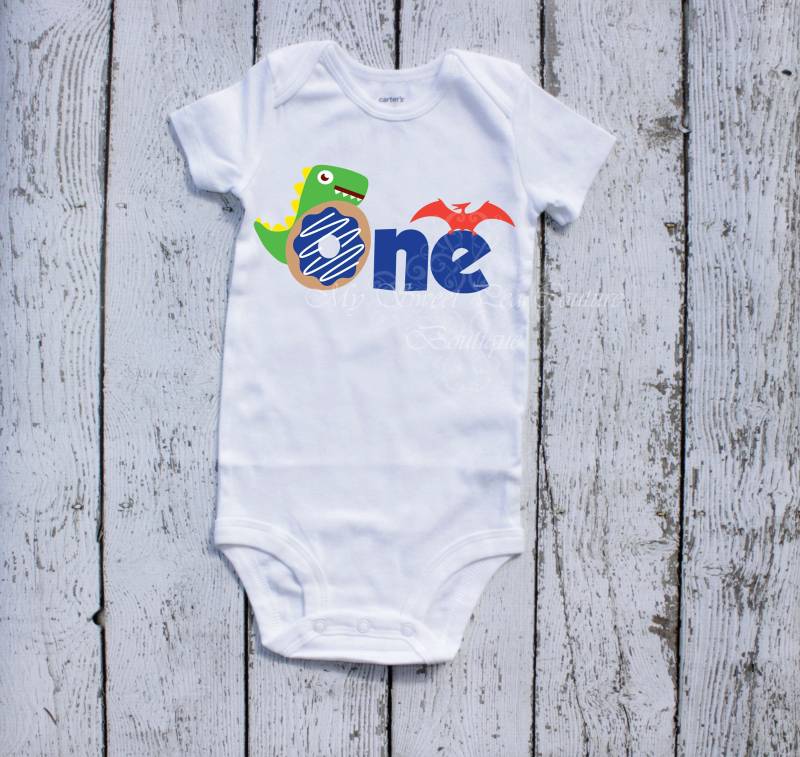 Donuts & Dinosaurier Ersten Geburtstag Shirt Oneasaurus Dino 1. 1 1st Birthday One Cake Smash Outfit von MySweetPeaCouture