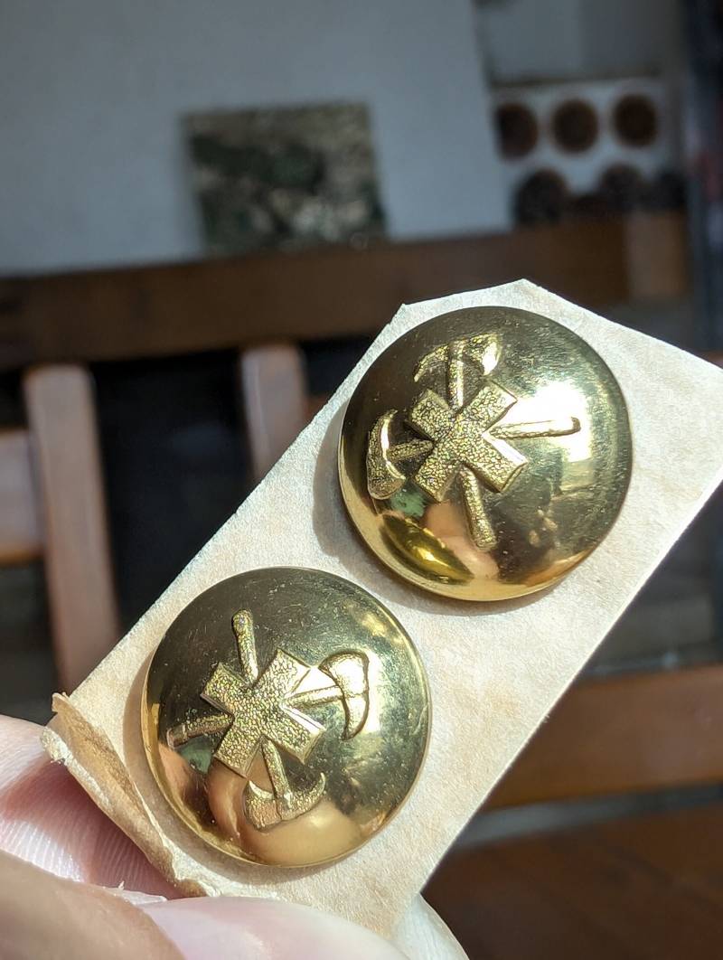 Schweizer Vintage Goldfarbene Metall-Feuerwehrknöpfe Mit Dem Motiv Einer Flagge Und Zwei Äxten von MySwissFind