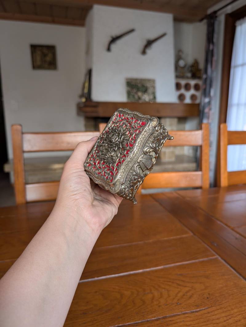 Vintage Metall Durchbrochene Schmuckdose in Rechteckiger Form Mit Blumenmotiv Und Rotem Hintergrund von MySwissFind