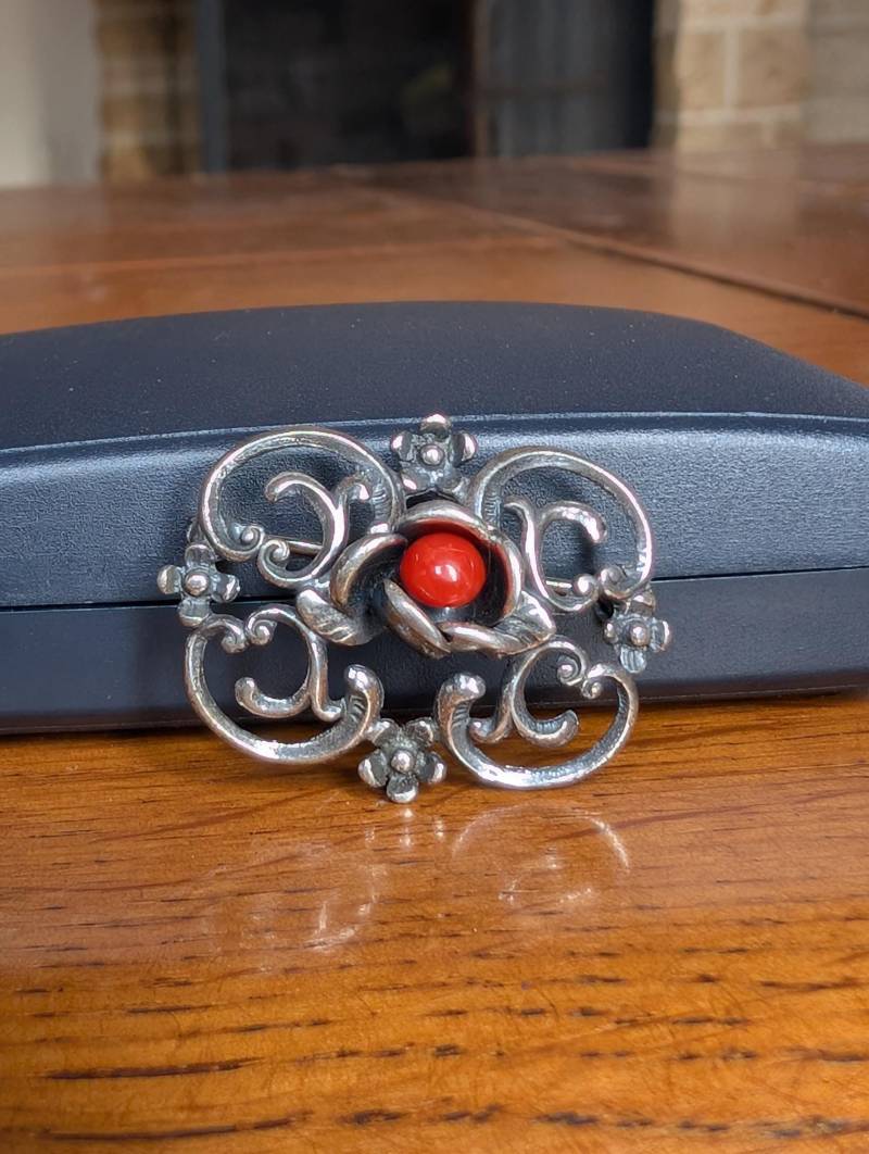 925Er Silber Koralle Brosche Art Deco Vintage Blumen Anstecknadel Mit Rotem Schmuckstein Akzent von MySwissFinds
