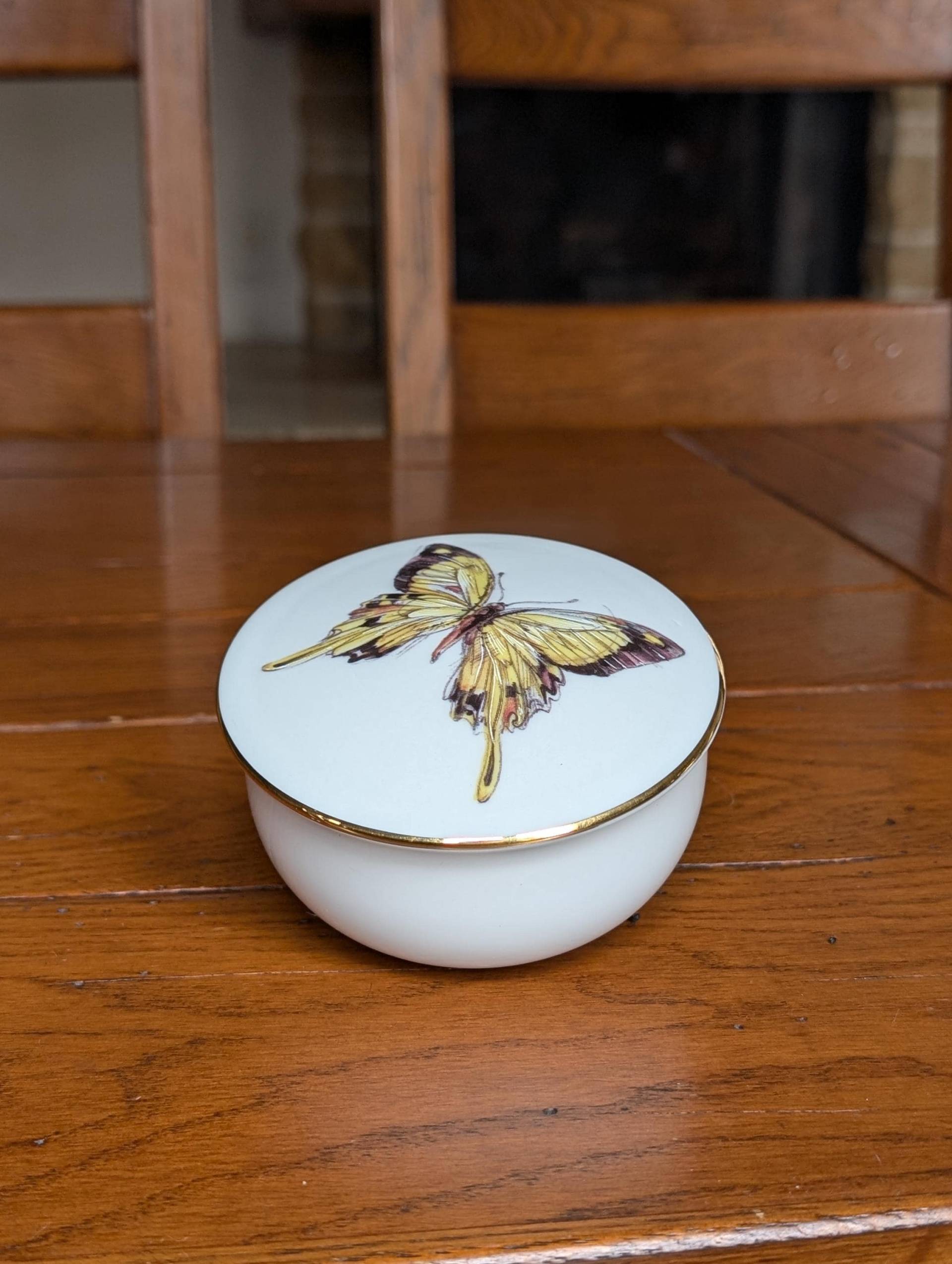 Vintage Langenthal Porzellan Schmuckschatulle, Gelbes Schmetterlingsmotiv, Schweizer Dekor von MySwissFinds