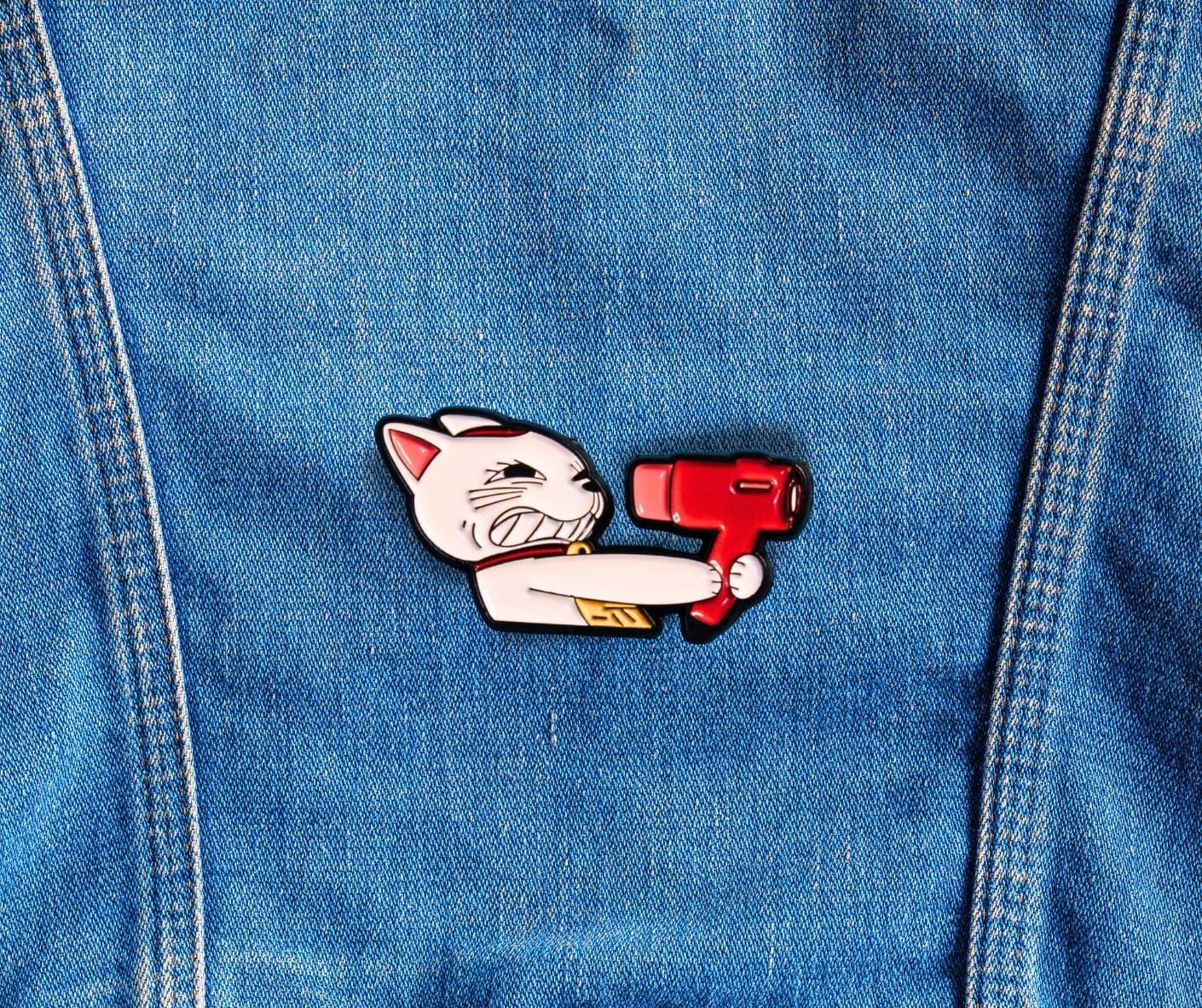 Glückskatze Pin Mit Föhn Emaille Kawaii - Maneki Neko Anstecknadel 3, 3 × 1, 7 cm, Gummi Verschluss Anstecker Jacke Rucksack Mütze Ita Bag von MyTimelessWorld