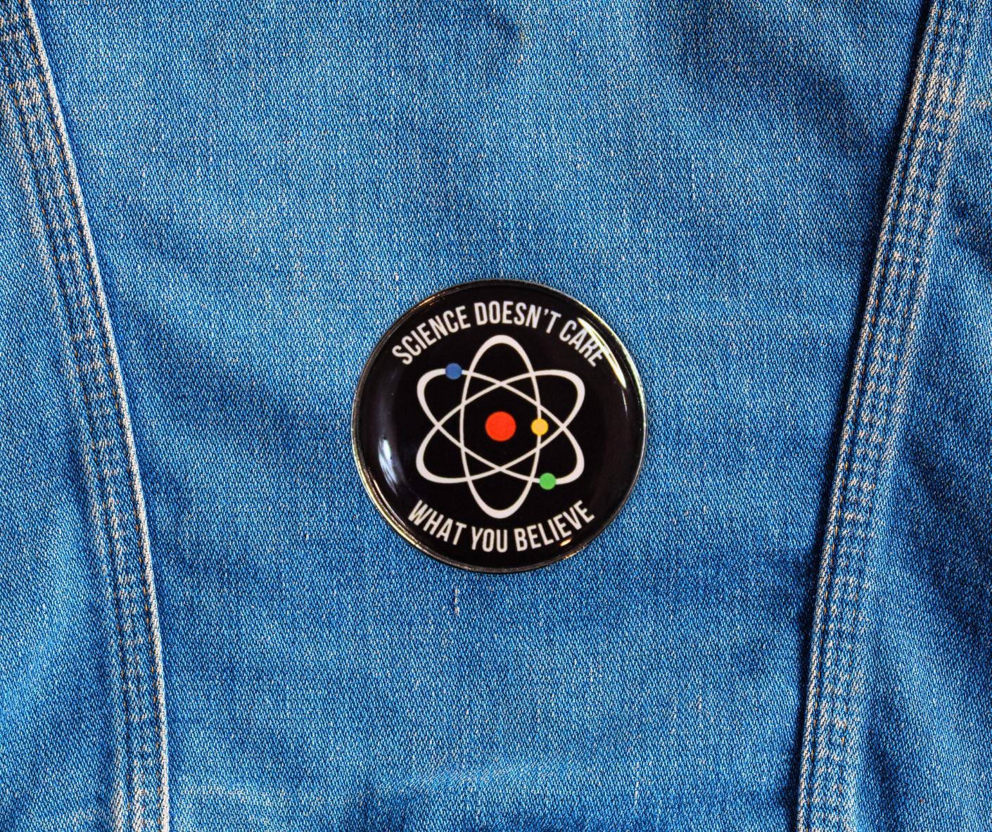 Science Doesn't Care Pin Emaille - Runder Atom Anstecker Schwarz Butterfly Verschluss Nerd Geschenk Jacke Rucksack Ita von MyTimelessWorld