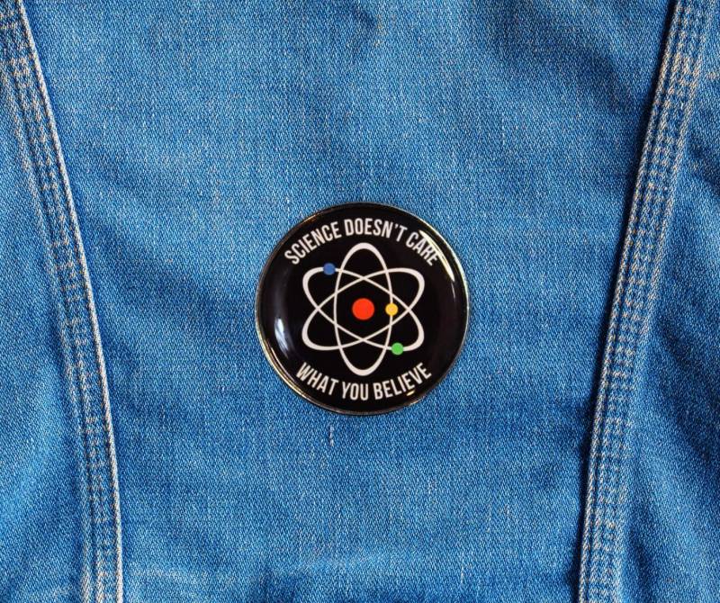 Science Doesn't Care Pin Emaille - Runder Atom Anstecker Schwarz Butterfly Verschluss Nerd Geschenk Jacke Rucksack Ita von MyTimelessWorld