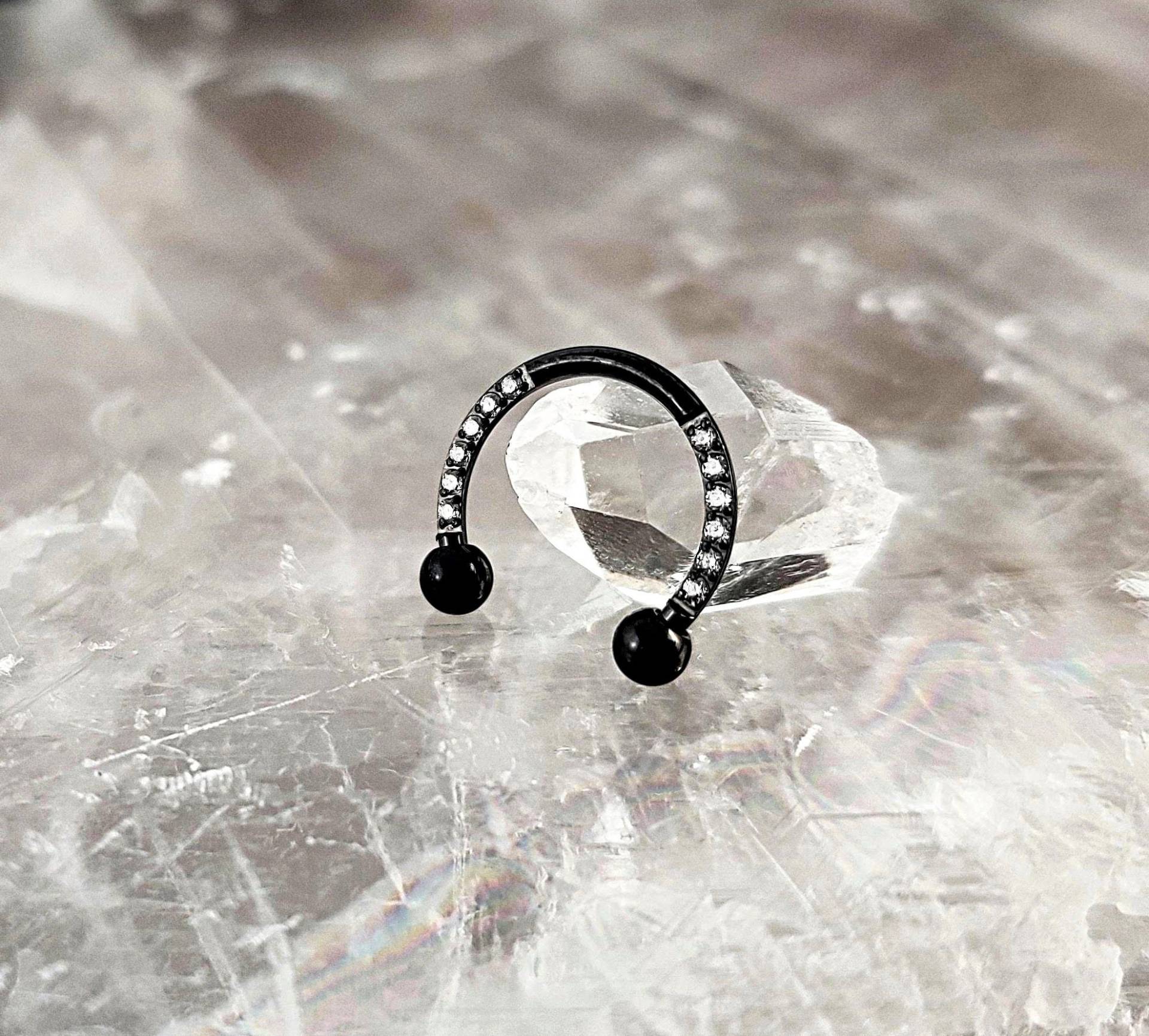 Titan Schwarz Cz Pave Hufeisen Knorpel Ohrringe, 16G Implant Grade Daith Ohrring, Nase Septum Hoop Ring, Helix Turmohrring Titan Schwarz Cz Pave Hufeisen Knorpel Ohrringe, 16G Implant Grade Daith Ohrring, Nase Septum Hoop Ring, Helix Turmohrring von SYLcompany