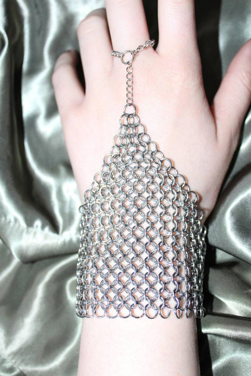 Chainmaille Handschmuck von MyVelvetVoid