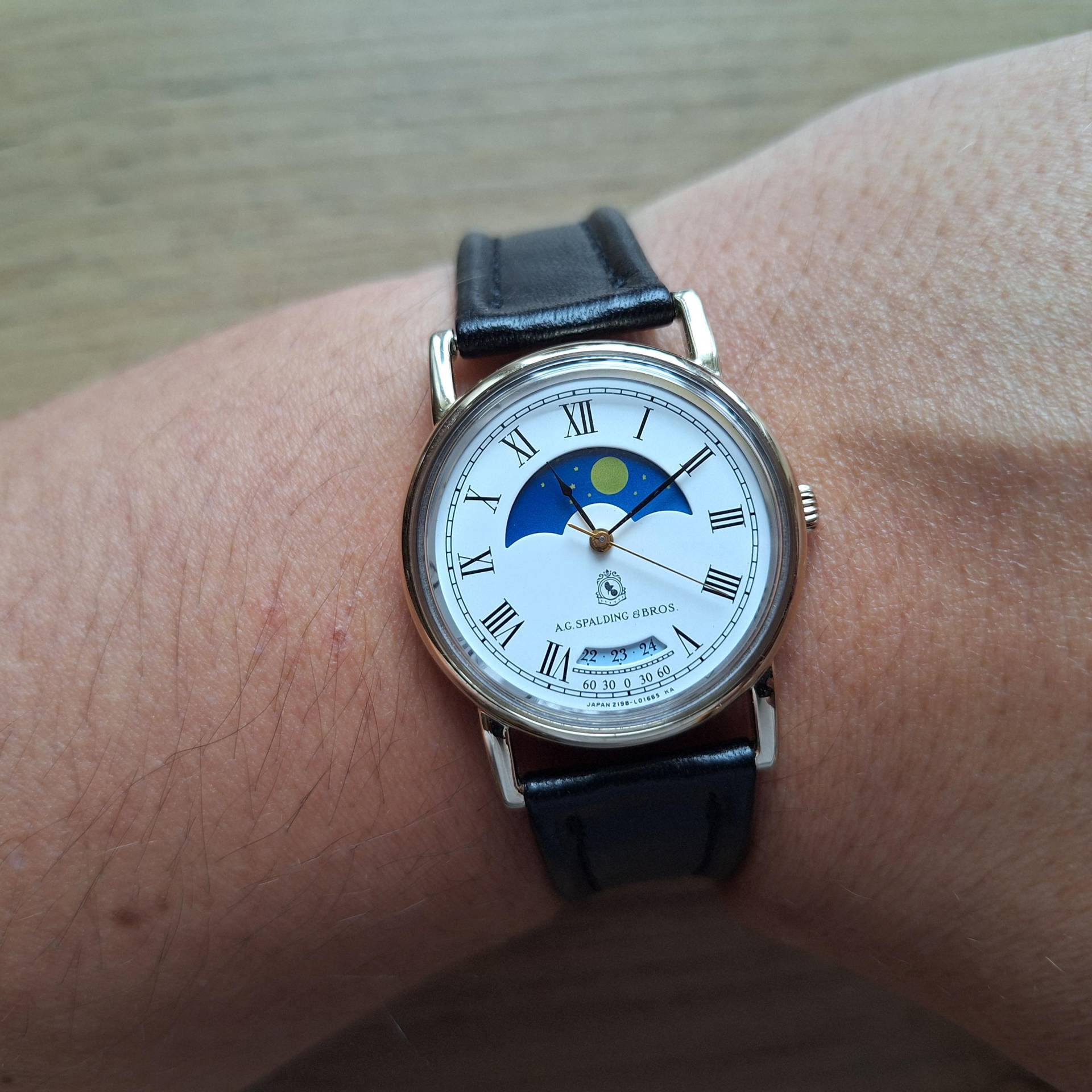 Neue Vega Tag Nacht Uhr, 24H Indikator Quarzuhr, Japan Weiße Vintage Uhr Mit Batterie von MyVintageBAG