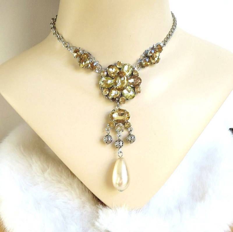 Bib Anhänger Halskette Bernstein Farbe Und Topas Geschliffenes Glas Strass Vintage Mit Großer Kunstperle Baumeln von MyVintageJewels