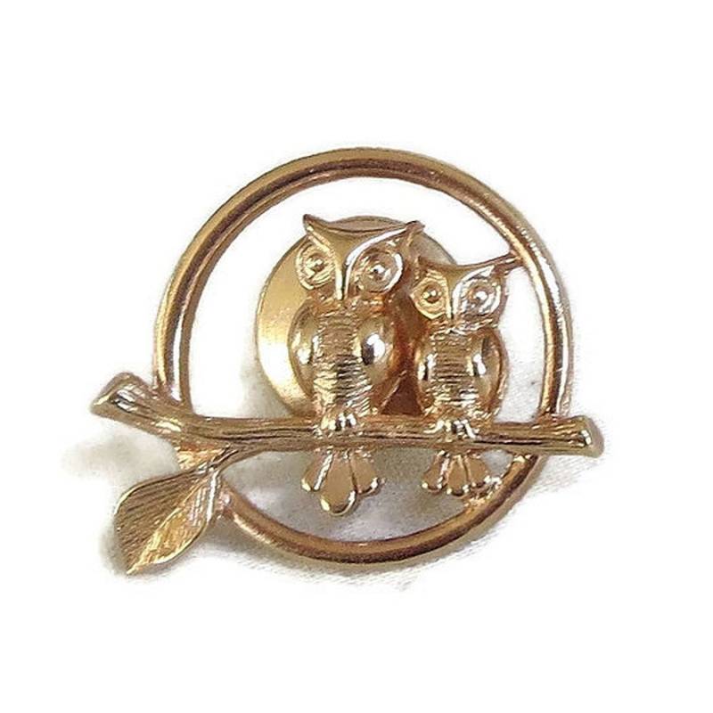 Geätzte Und Glatte Doppeleule Auf Baum Tac Pin Oder Brosche Mit Mond Vintage Signiert Avon von MyVintageJewels