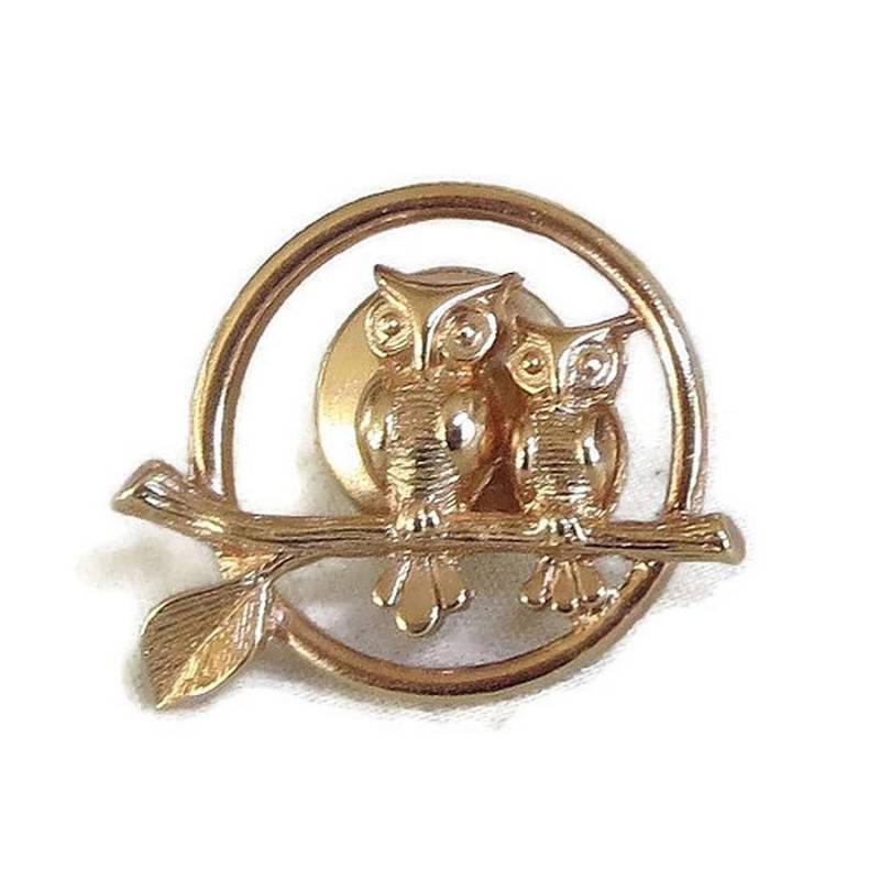 Geätzte Und Glatte Doppeleule Auf Baum Tac Pin Oder Brosche Mit Mond Vintage Signiert Avon Geätzte Und Glatte Doppeleule Auf Baum Tac Pin Oder Brosche Mit Mond Vintage Signiert Avon von MyVintageJewels