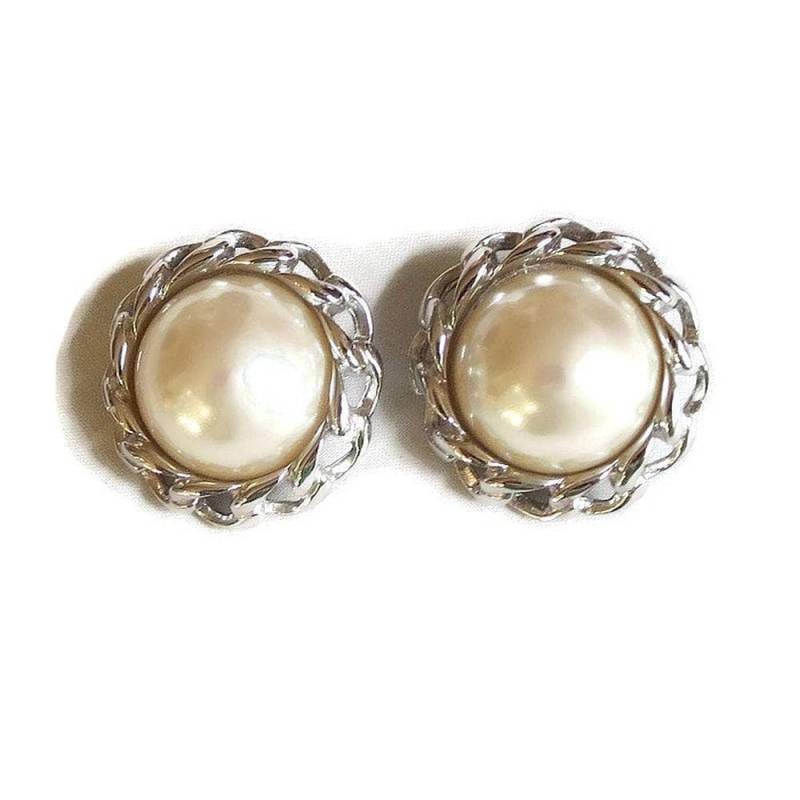 Große Weiße Glas Perle Button Ohrringe Umgeben Mit Silber Ton Kette Vintage Signiert Richelieu von MyVintageJewels