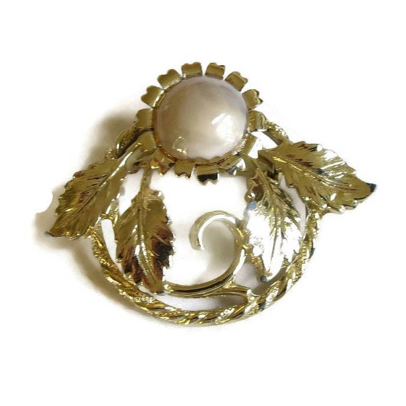 Helle Mauve Opaleszierende Cabochon Blume Und Blätter Kreis Brosche Vintage Mid-Century von MyVintageJewels