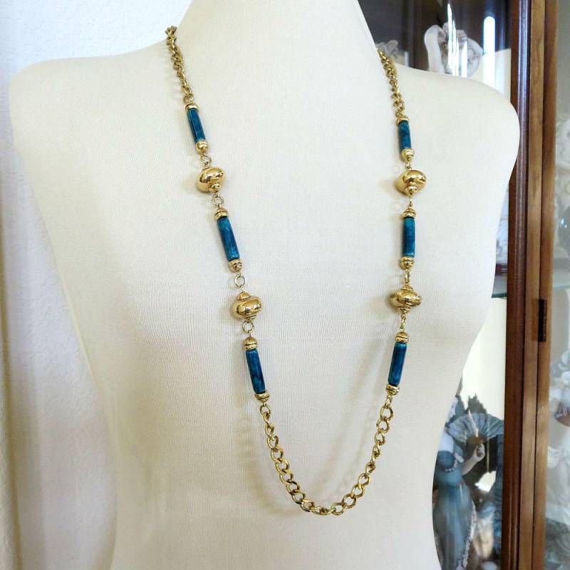 Lange Messing Kugel Perle & Blau Grün Lucite Tube Perlen Halskette Vintage Kette von MyVintageJewels