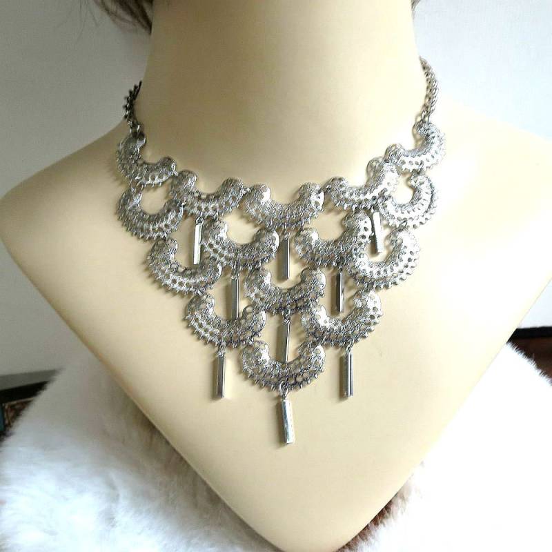 Neuwertig Durchbohrt Metall & Baumelt Kollier Signiert Sarah Coventry Vintage "Charisma" von MyVintageJewels