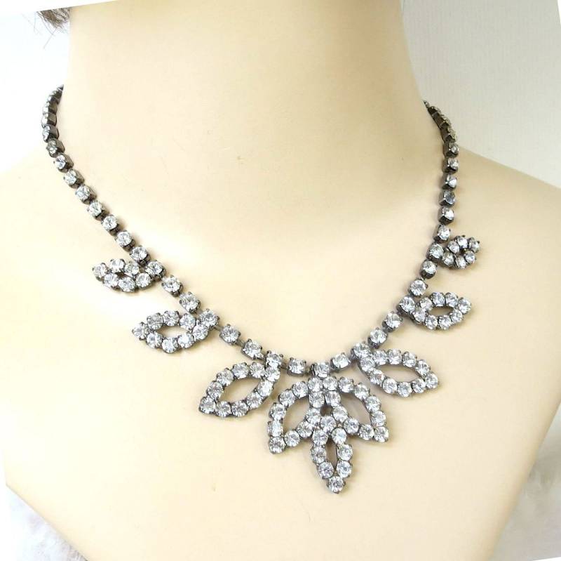 Pflastern Strasssteinen Blütenblätter Oder Blätter Halskette Vintage von MyVintageJewels