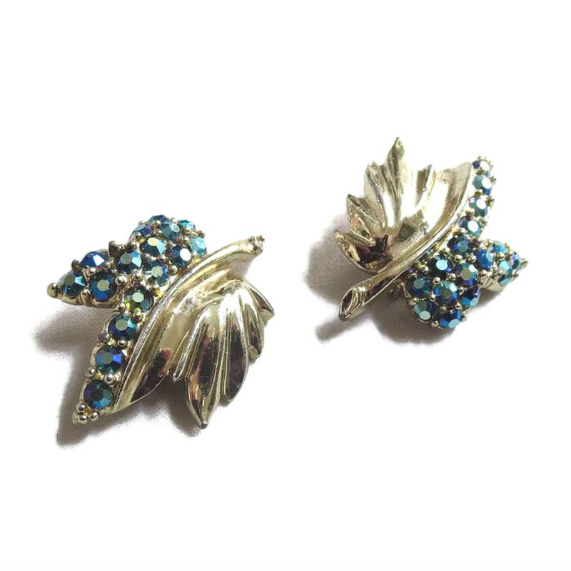 Set Aus 2 Blauen Aurora Borealis Strass Blatt Broschen Oder Stifte Vintage Set Aus 2 Blauen Aurora Borealis Strass Blatt Broschen Oder Stifte Vintage von MyVintageJewels