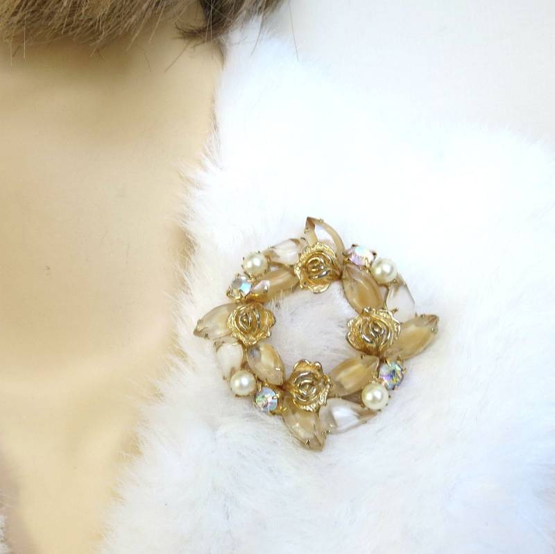 Weiss Signiert Kranz Brosche Givre Glas Strass, Aurora Borealis Und Faux Perlen Mit Rosen Vintage von MyVintageJewels