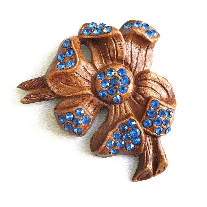 Zusammengesetzte Hartriegel Blumenbrosche Mit Leuchtend Blauen Strasssteinen Jahrgang Kunst Und Kunsthandwerk von MyVintageJewels