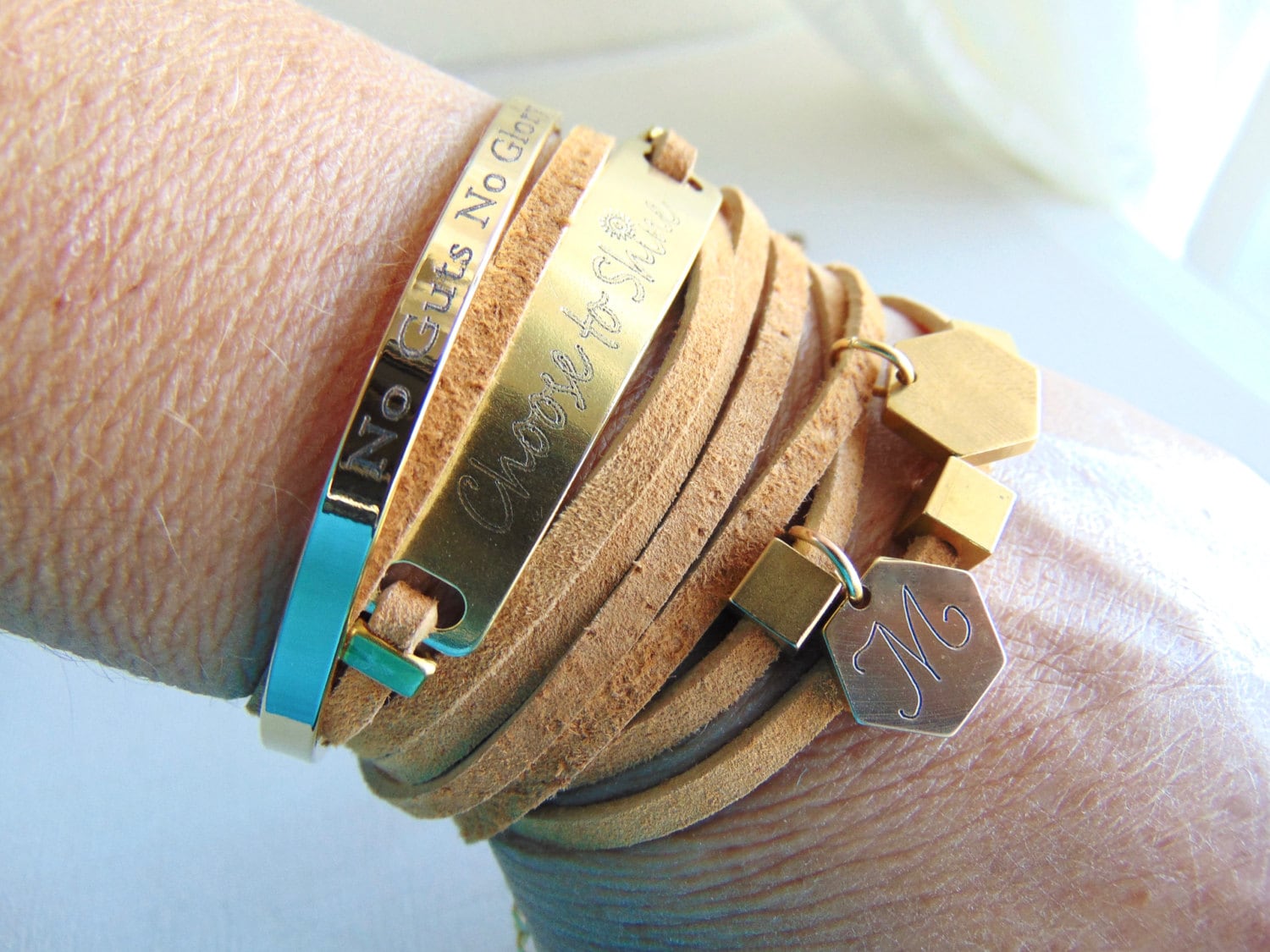 Braunes Wildlederarmband Mit Mehreren Strängen, Gravierter Schmuck, Benutzerdefiniertes Gold-Wickelarmband, Handgestempeltes Armband Braunes Wildlederarmband Mit Mehreren Strängen, Gravierter Schmuck, Benutzerdefiniertes Gold-Wickelarmband, Handgestempeltes Armband von MyWhys