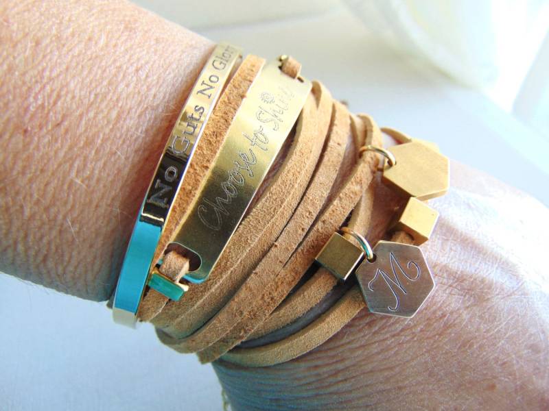 Braunes Wildlederarmband Mit Mehreren Strängen, Gravierter Schmuck, Benutzerdefiniertes Gold-Wickelarmband, Handgestempeltes Armband Braunes Wildlederarmband Mit Mehreren Strängen, Gravierter Schmuck, Benutzerdefiniertes Gold-Wickelarmband, Handgestempeltes Armband von MyWhys