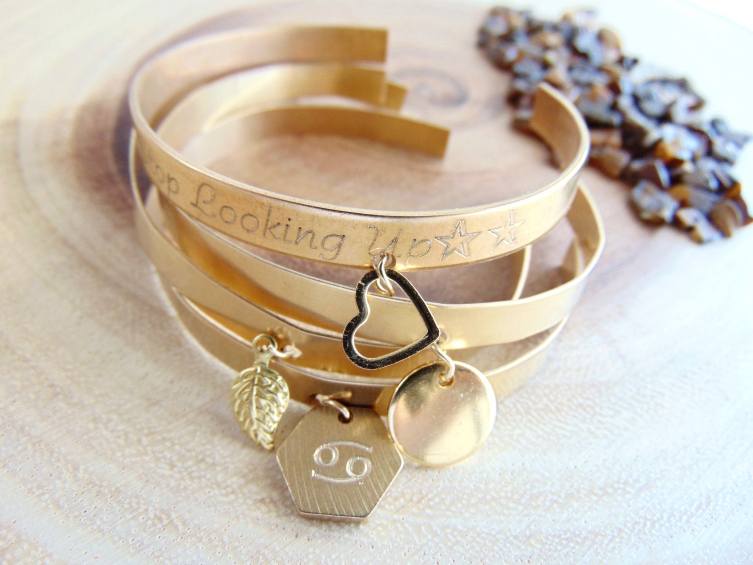 Gold Charm Armband Blatt/Herz/Tierkreis/Hexagon, Personalisierbare Manschettenarmband, Armreife Personalisiert, Boho Style, Zitat Manschette Gold Charm Armband Blatt/Herz/Tierkreis/Hexagon, Personalisierbare Manschettenarmband, Armreife Personalisiert, Boho Style, Zitat Manschette von MyWhys
