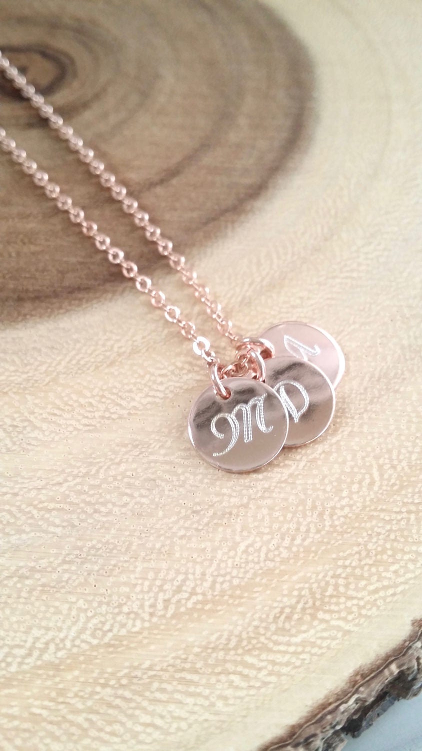 Monogram Disc Halskette, Rose Gold Initial Gravierte Halskette Monogram Disc Halskette, Rose Gold Initial Gravierte Halskette von MyWhys