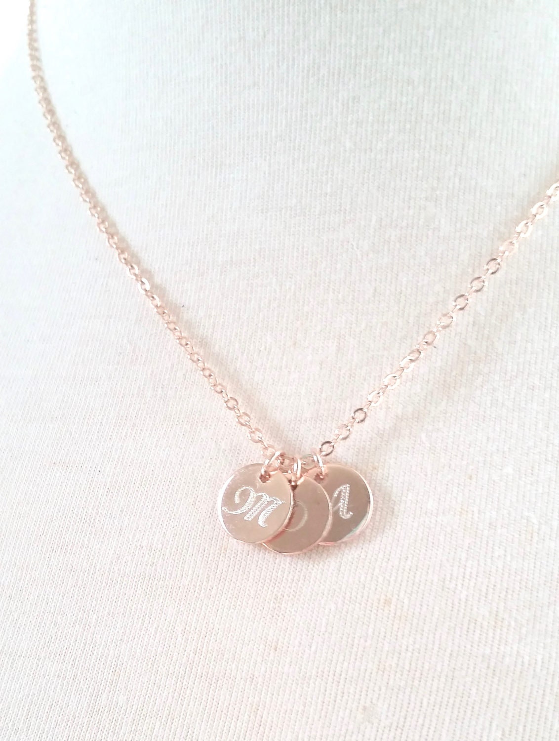 Monogramm Halskette, Initial Muttertagsgeschenk, Personalisiertes Namensgeschenk Für Mama, Gravierte Goldkette Mit Charm Monogramm Halskette, Initial Muttertagsgeschenk, Personalisiertes Namensgeschenk Für Mama, Gravierte Goldkette Mit Charm von MyWhys