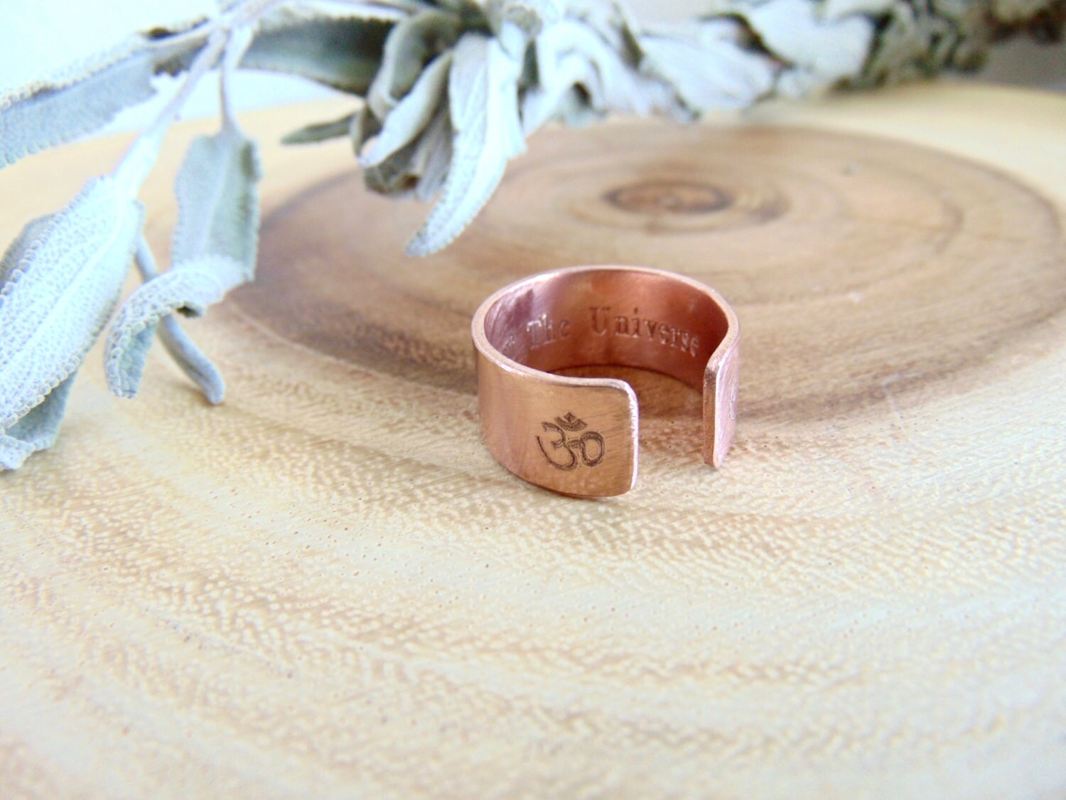 Om, Yoga, Geheimbotschaft Ring Zitat Verstellbares Breites Kupferband Personalisierter Gravierter Spiritueller Schmuck Trust The Universe Om, Yoga, Geheimbotschaft Ring Zitat Verstellbares Breites Kupferband Personalisierter Gravierter Spiritueller Schmuck Trust The Universe von MyWhys
