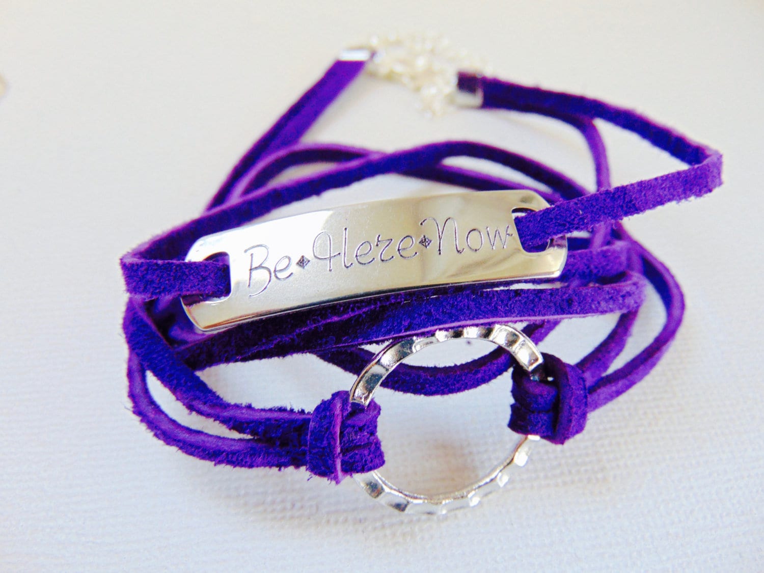 Personalisiertes Lila Lederarmband, Kreis Washer Graviertes Stabarmband, Verstellbares Gestanztes Wickelarmband, Botschafts-/Inspirationsschmuck Personalisiertes Lila Lederarmband, Kreis Washer Graviertes Stabarmband, Verstellbares Gestanztes Wickelarmband, Botschafts-/Inspirationsschmuck von MyWhys