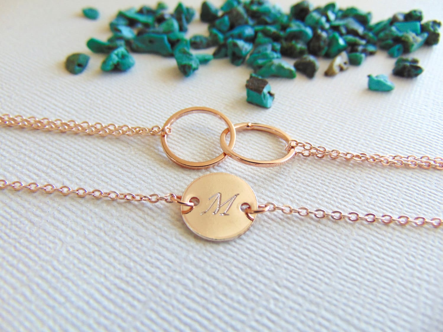 Rose Gold Kreis Charm Armband, Benutzerdefinierte Name Schmuck Hand Gestempelt Armband Buchstabe Charme Brautjungfer Zierlicher Rose Gold Kreis Charm Armband, Benutzerdefinierte Name Schmuck Hand Gestempelt Armband Buchstabe Charme Brautjungfer Zierlicher von MyWhys