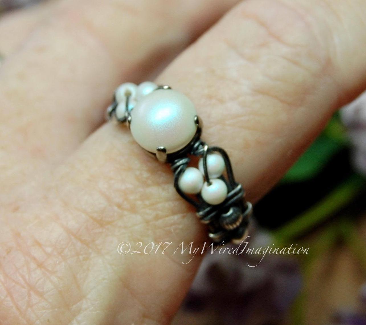 Handgefertigter Ring Mit Swarovski Crystal Pearls, Perlglanz Weiß, Einzigartige Verlobung Jahrestag von MyWiredImagination