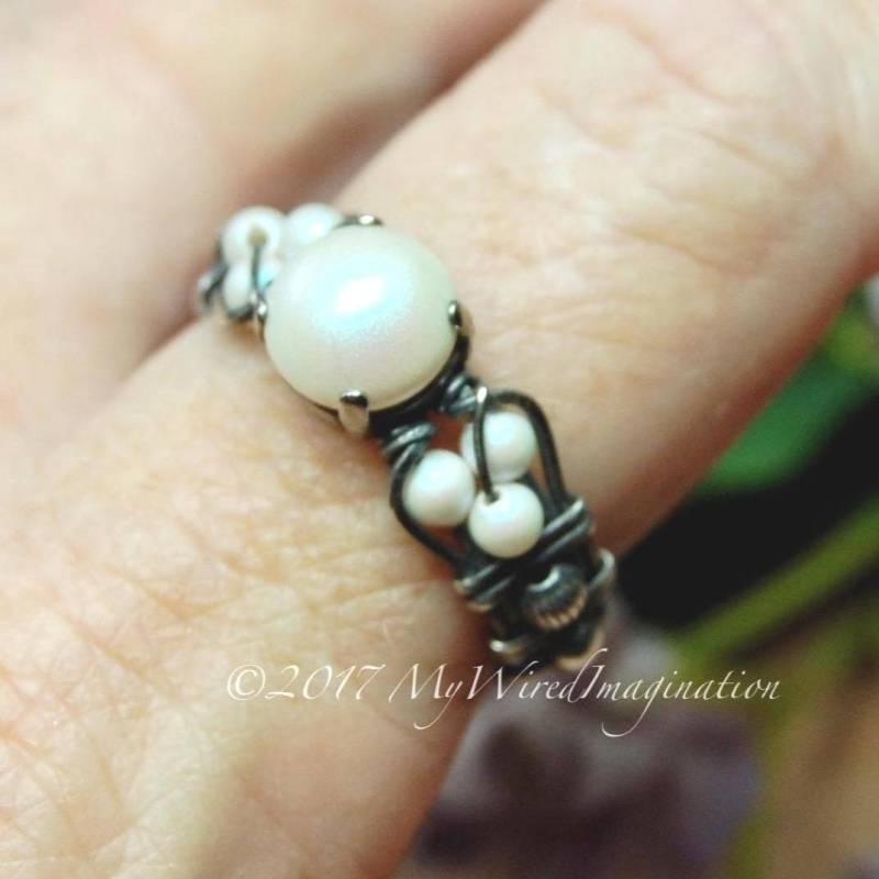 Handgefertigter Ring Mit Swarovski Crystal Pearls, Perlglanz Weiß, Einzigartige Verlobung Jahrestag Handgefertigter Ring Mit Swarovski Crystal Pearls, Perlglanz Weiß, Einzigartige Verlobung Jahrestag von MyWiredImagination