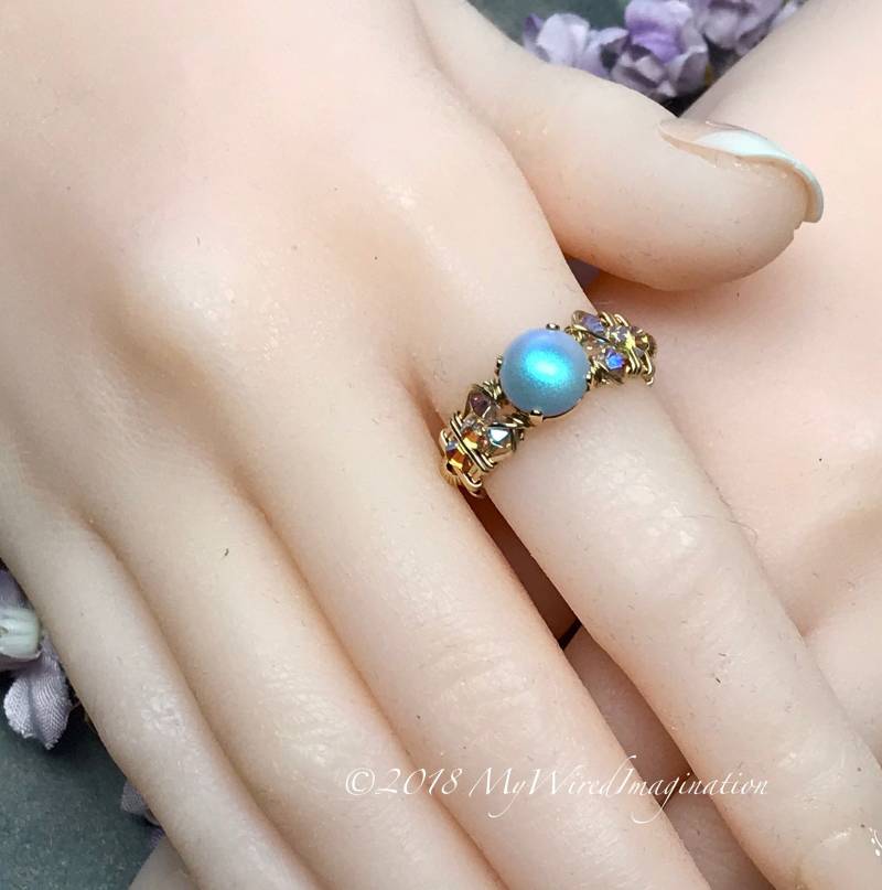 Handgefertigter Ring Mit Swarovski Perle, Irisierende Hellblaue Perle & Kristall, Einzigartige Verlobung Handgefertigter Ring Mit Swarovski Perle, Irisierende Hellblaue Perle & Kristall, Einzigartige Verlobung von MyWiredImagination