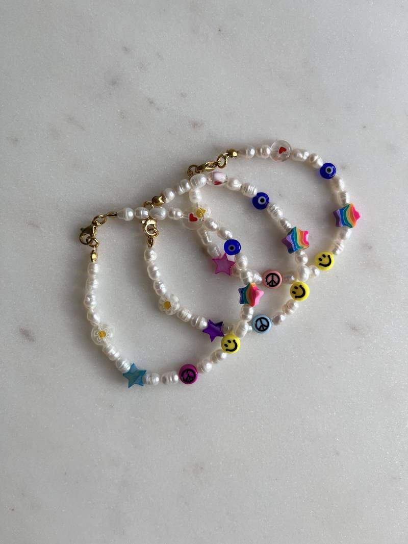 Buntes Perlenarmband Mit Süßwasserperlen Und Karabiner Verschluss Buntes Perlenarmband Mit Süßwasserperlen Und Karabiner Verschluss von MyaAccessoires