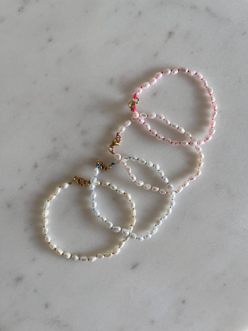 Tiny Perlenarmband Mit Süßwasserperlen Und Farbigem Band Tiny Perlenarmband Mit Süßwasserperlen Und Farbigem Band von MyaAccessoires