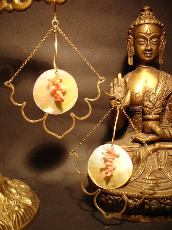 Om Mani Padme Hum Lotus Blüte Ohrringe Gold Füllen 14K von MyaLuiseDesigns