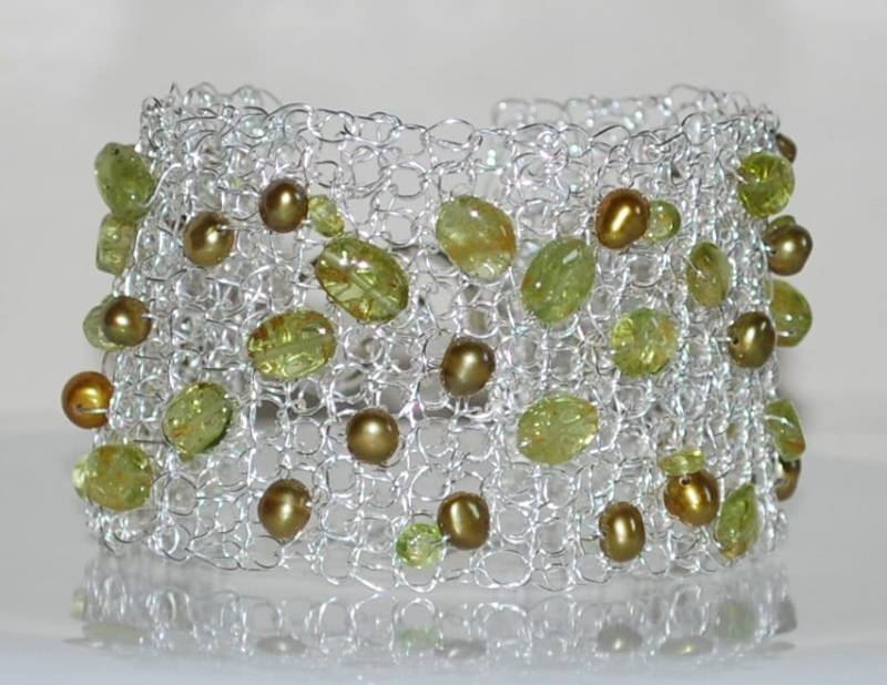 Gehäkeltes Draht Armband, Peridot, Süsswasserperlen, Handgemacht von MyasCreations