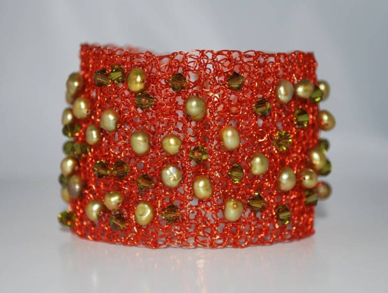 Gestricken Draht Rollrand Armband, Gehäkelt Wire Armband Süsswasserperlen Manschette, Häkeln Schmuck, Swarovski Kristall-Manschette von MyasCreations