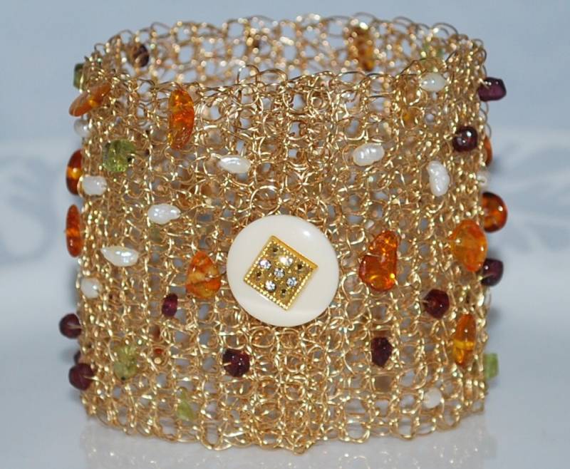 Gestricken Draht Rollrand Armband, Häkeln Multi Edelstein Manschette, Sie Jewelry Wire, Multicolor von MyasCreations