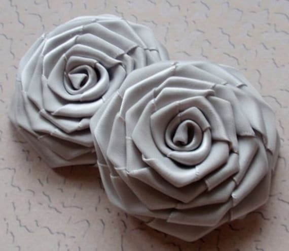 2 Handgemachte Bändchen Rosen | 2, 5 Zoll in Grau Have Over 150 Farbe Zur Auswahl My-003-02 Versandfertig 2 Handgemachte Bändchen Rosen | 2, 5 Zoll in Grau Have Over 150 Farbe Zur Auswahl My-003-02 Versandfertig von Mydesign63