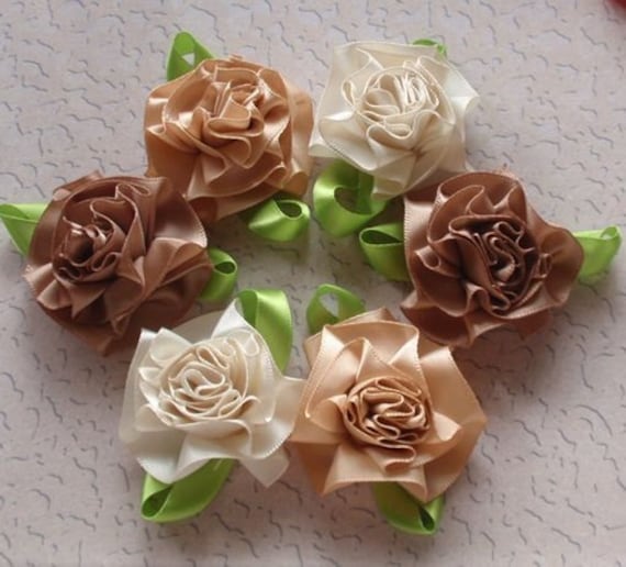 6 Handgemachte Blumen Mit Blättern | 2 Zoll in Creme Und Rohseide, Latte My-006 - 16 Versandfertig von Mydesign63