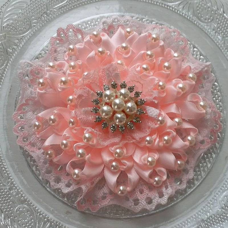 Großes Handgefertigtes Band Blume Spitze Mit Perlen Strass | 4-3/4 Inches in Lt Pink My - 761-11 Versandfertig Großes Handgefertigtes Band Blume Spitze Mit Perlen Strass | 4-3/4 Inches in Lt Pink My - 761-11 Versandfertig von Mydesign63
