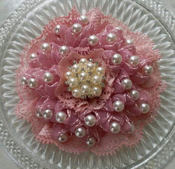 Handgefertigtes Bändchen Blume Mit Perlen | 3-1/4 Zoll in Mauve Und Dusty Pink My-713-02 Versandfertig Handgefertigtes Bändchen Blume Mit Perlen | 3-1/4 Zoll in Mauve Und Dusty Pink My-713-02 Versandfertig von Mydesign63